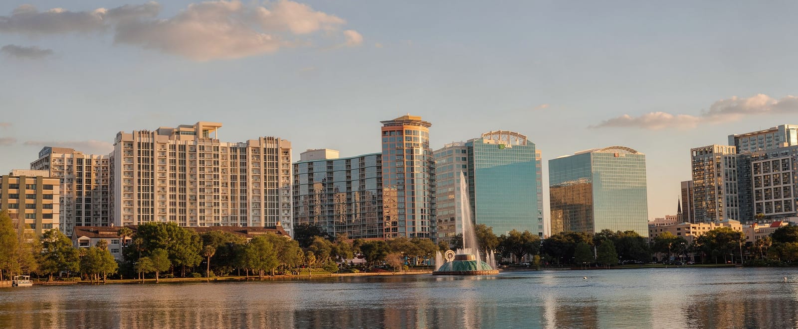 Zamek Magic Kingdom o zmierzchu, widoczny znad Lake Eola w centrum Orlando.